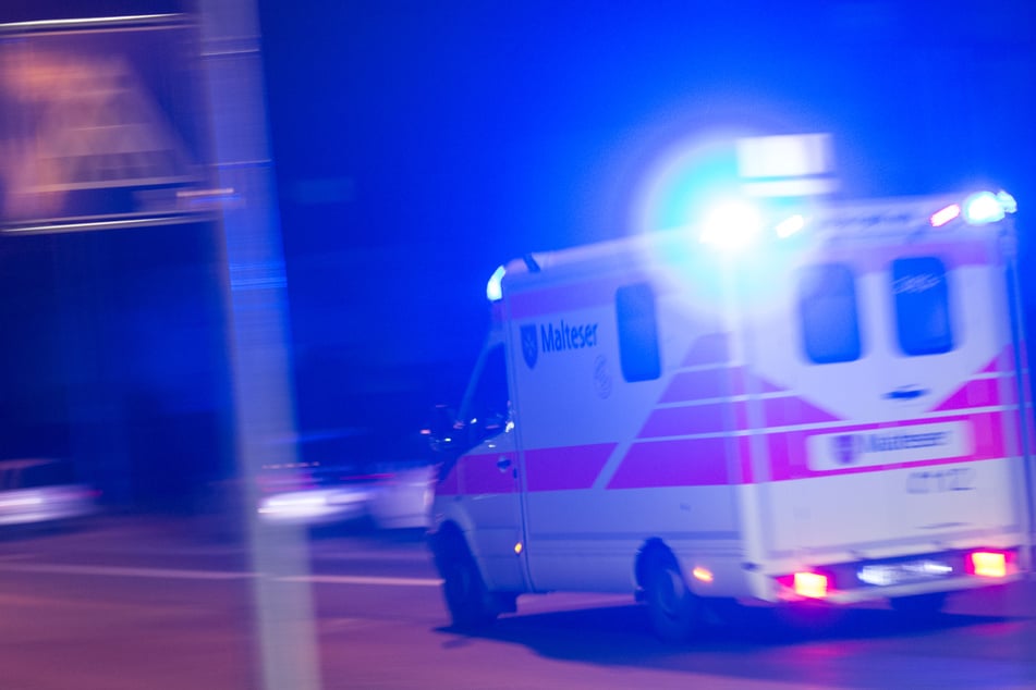 Rettungskräfte und Polizei eilten am Montagabend zu einem Sportplatz nach Münsing. (Symbolbild)