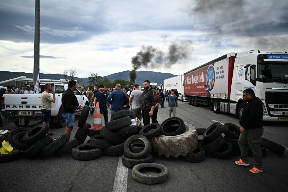 Am Morgen errichteten die Wut-Winzer Straßensperren auf der französischen Autobahn A9 - nahe der Grenze zu Spanien.