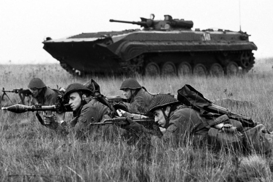 Junge Soldaten bei einer Übung im Rahmen ihrer Ausbildung bei der NVA. In der DDR belieferten zahlreiche Betriebe die Nationale Volksarmee sowie befreundete Bruderarmeen im Ostblock.