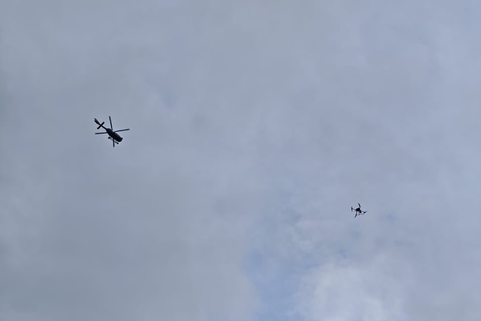 Mit einem Rettungshubschrauber und einer Drohne wurde nach dem flüchtigen Fahrer gesucht.