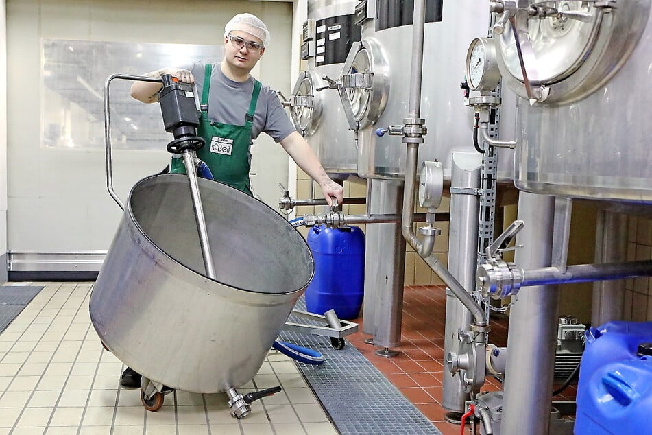 Beim Abfüllen von Rohstoffen und Fertigprodukten in der Produktion gilt es Anpacken zu können.