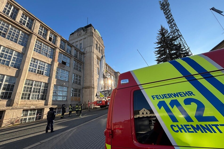 Die Feuerwehr wollte am heutigen Sonntag ein Kupferblech von den alten Wanderer-Werken in Chemnitz entfernen. Doch es gelang nicht.