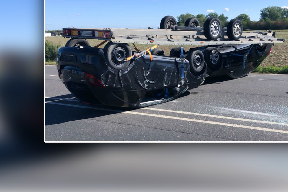 Spektakulärer Unfall: Lkw-Anhänger mit zwei Autos kippt um!