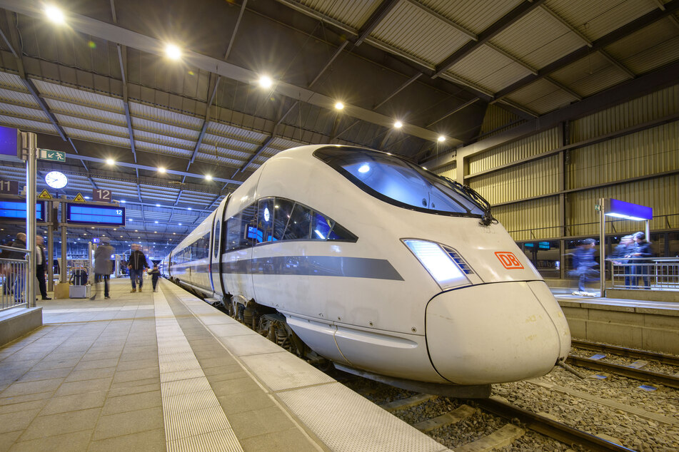 Ungewohnter Anblick! 2018 hielt ein Sonder-ICE im Rahmen einer Werbeaktion im Chemnitzer Hauptbahnhof. Ob bis 2025 regelmäßig Fernverkehrs-Züge in Chemnitz halten, bleibt offen (Archivbild).