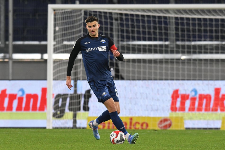 Für die Saison 2025/26 kickt der Paderborner Innenverteidiger tristan Zobel (21) beim FCE.