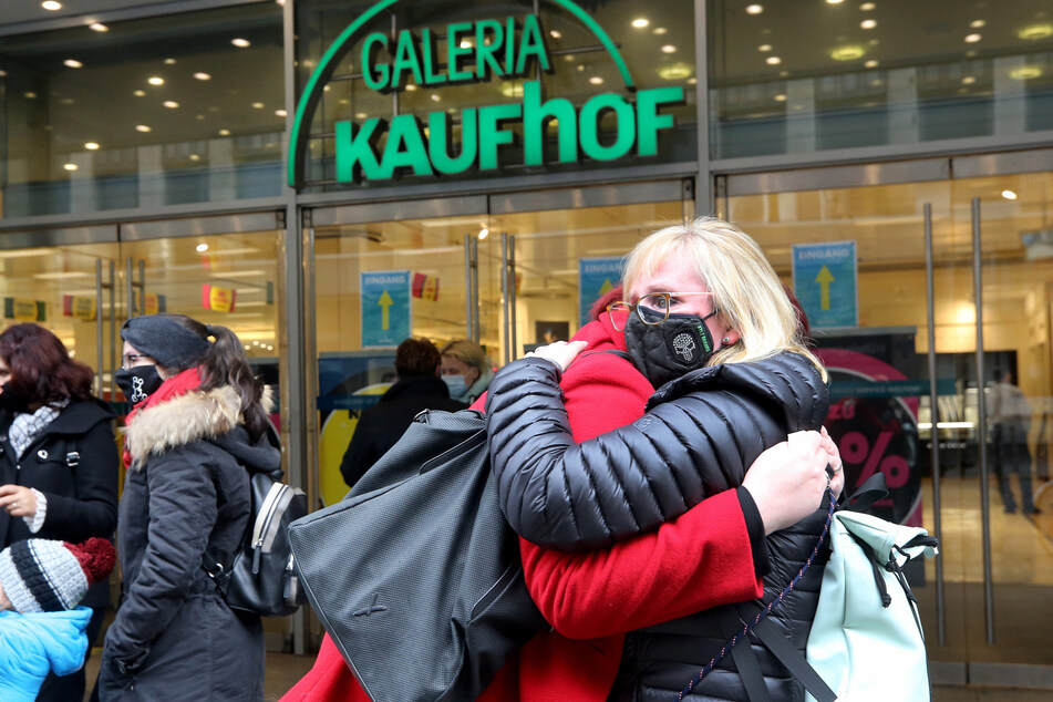 Mitarbeiterinnen von Galeria Kaufhof trösten sich am Tag der Schließung ihrer Filiale in Düsseldorf.
