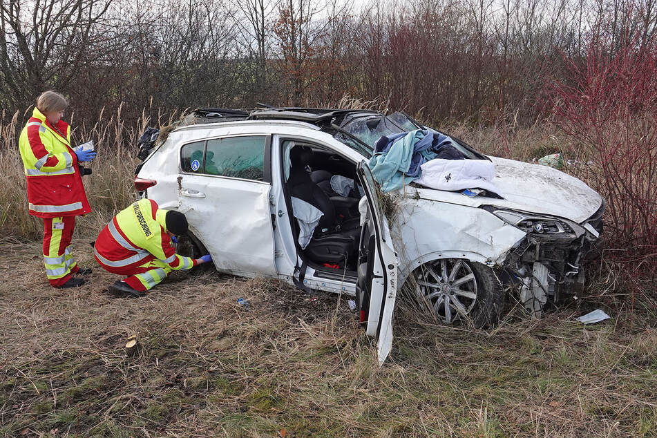 Ein Kia Sportage verunglückte am Sonntagmittag auf der A13 zwischen den Anschlussstellen Schönborn und Thiendorf.