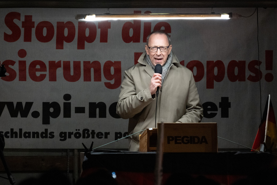 Jörg Urban (59), Vorsitzender der AfD Sachsen, sieht seine Partei nicht als rechtsextrem an. Das Foto zeigt den Politiker auf einer Kundgebung der rechtsextremistischen Bewegung Pegida auf dem Dresdner Schlossplatz.