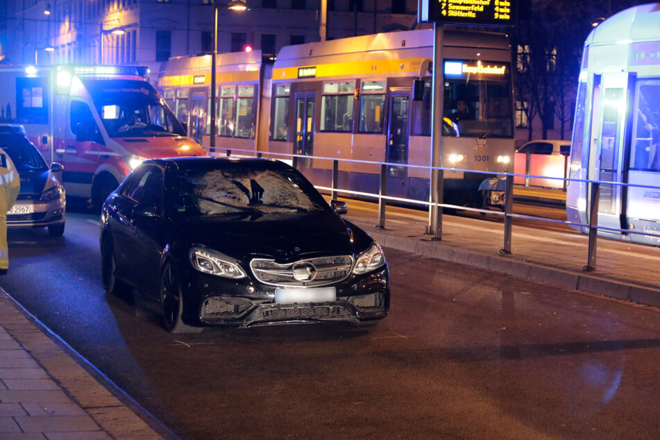 Der getunte Mercedes nach dem Unfall – der Fußgänger schlug in die Frontscheibe ein und wurde dann meterweit weggeschleudert.