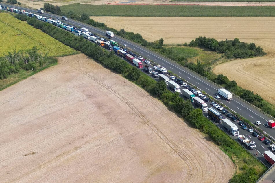 Die A14 musste zwischen Wanzleben und Magdeburg für circa 90 Minuten gesperrt werden. (Symbolbild)