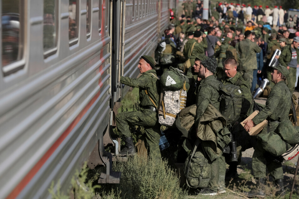 Russische Rekruten steigen Ende September auf einem Bahnhof in der russischen Region Wolgograd in einen Zug.