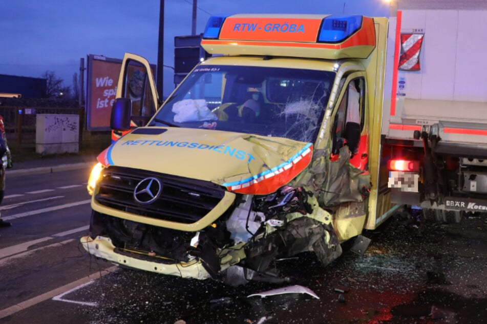 Unfall in der Dresdner Friedrichstadt: Rettungswagen kollidiert mit Impfstoff-Lkw