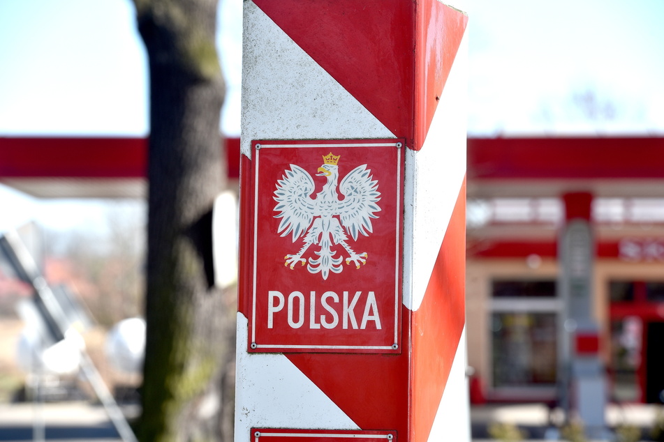 Wer die Grenze nach Polen passiert, darf sich nun über noch günstigeren Sprit freuen.