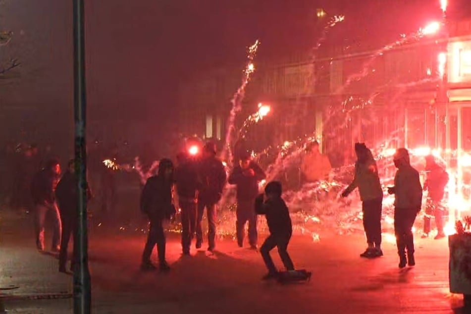 Leipzig: Angriff auf Einsatzkräfte an Silvester: Täter warfen mit selbstgebauten Sprengsätzen