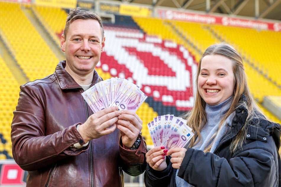 Eventmanagerin Cora Aubrecht (24) von der Betreibergesellschaft und Dresden-Info-Chef Sven Ruschau (47) zeigen im Stadion die neuen Null-Euro-Souvenir-Scheine.