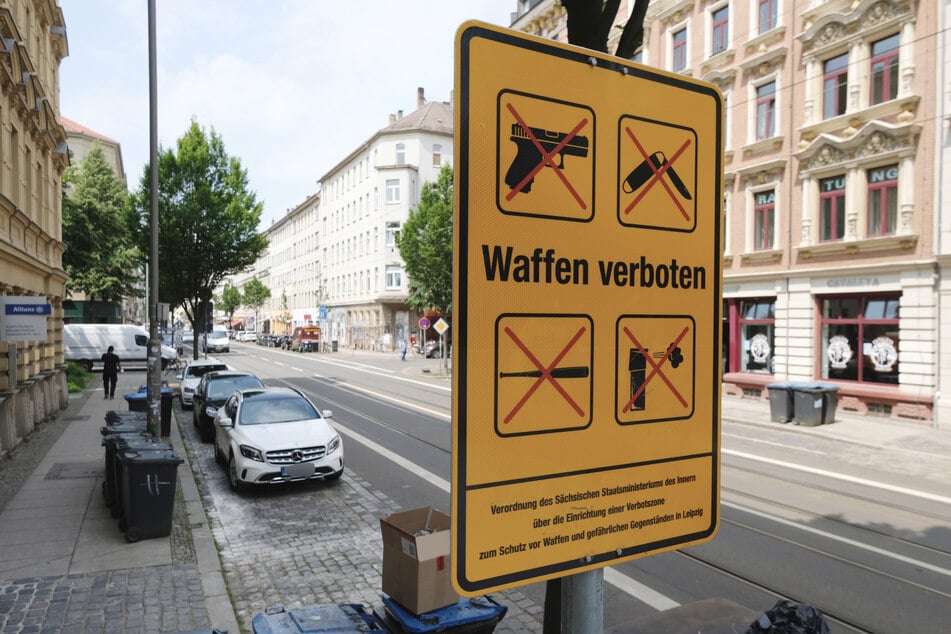 Ein Schild mit der Aufschrift “Waffen verboten“ an der Eisenbahnstraße. Seit 2018 gelten dort Regeln der Waffenverbotszone.