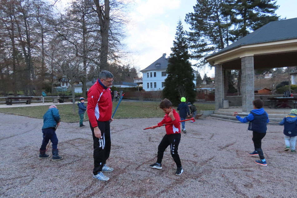 Es lebe der Sport: Die jungen Judoka aus Werdau nutzten den ersten Tag zum ersten Training.