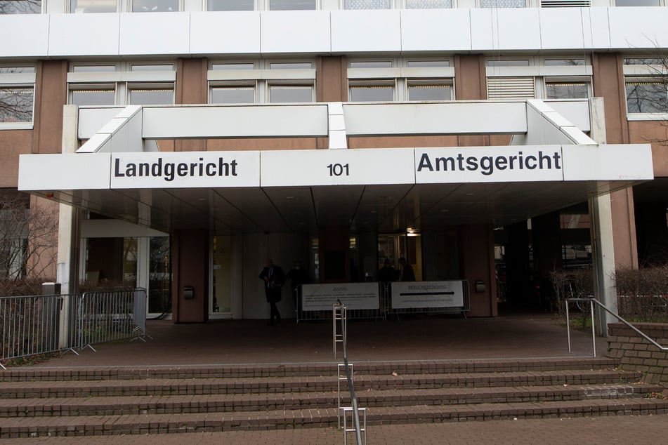 Am Dienstag mussten sich die drei Familienmitglieder wegen des Angriffs auf zwei Polizeibeamte vor dem Kölner Amtsgericht verantworten.