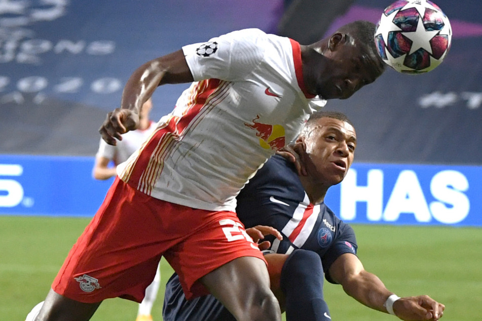Hat im Halbfinale offensichtlich Eindruck gemacht: RB Leipzigs Nordi Mukiele (l.) im Zweikampf mit PSG-Spieler Kylian Mbappe.
