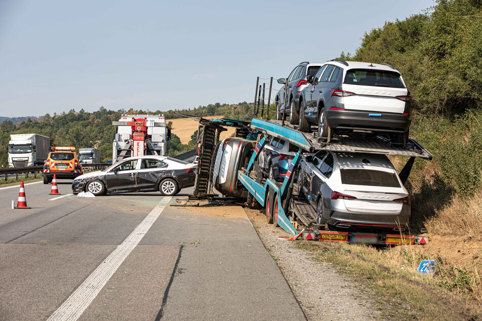 Auf der A72 bei Plauen kippte am Freitagmorgen ein Lkw-Autotransporter um. Zwei der geladenen Fahrzeuge krachten auf die Autobahn.