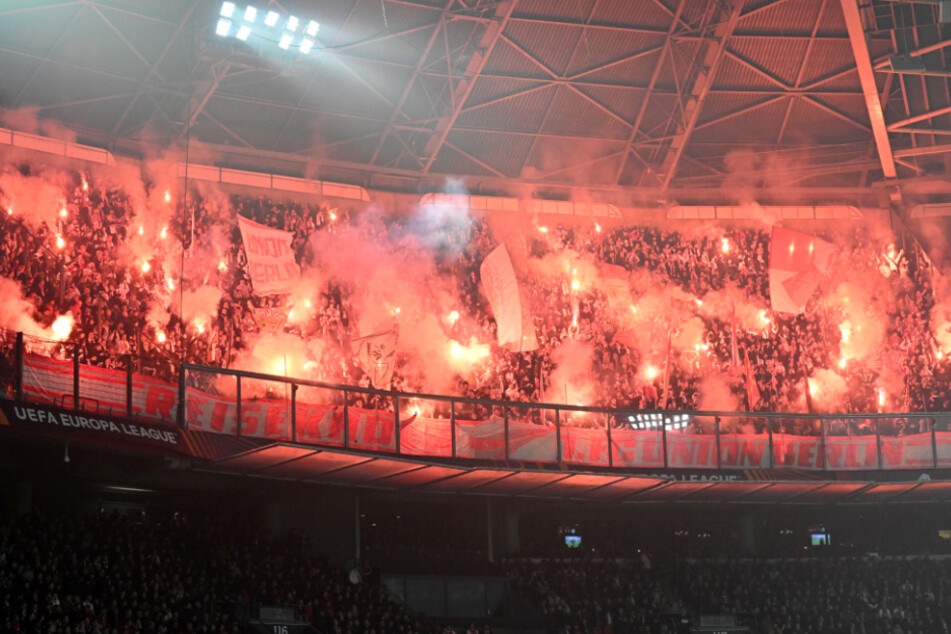 Während der Partie gegen Ajax Amsterdam zündeten die mitgereisten Fans von Union Berlin Pyrotechnik.