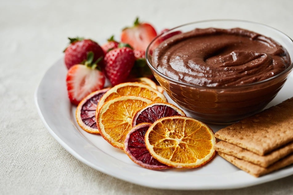 Klassische Mousse au Chocolat lässt sich mit nur wenigen Zutaten schnell zubereiten.