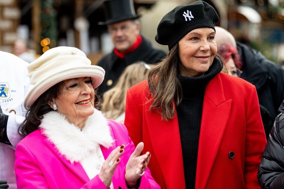 Gemeinsam mit ihrer Mutter Bärbel Wierichs (l.) schnitt Natascha Ochsenknecht (61) am Montag einen 30 Meter langen Stollen auf dem Weihnachtsmarkt am Humboldt Forum an.