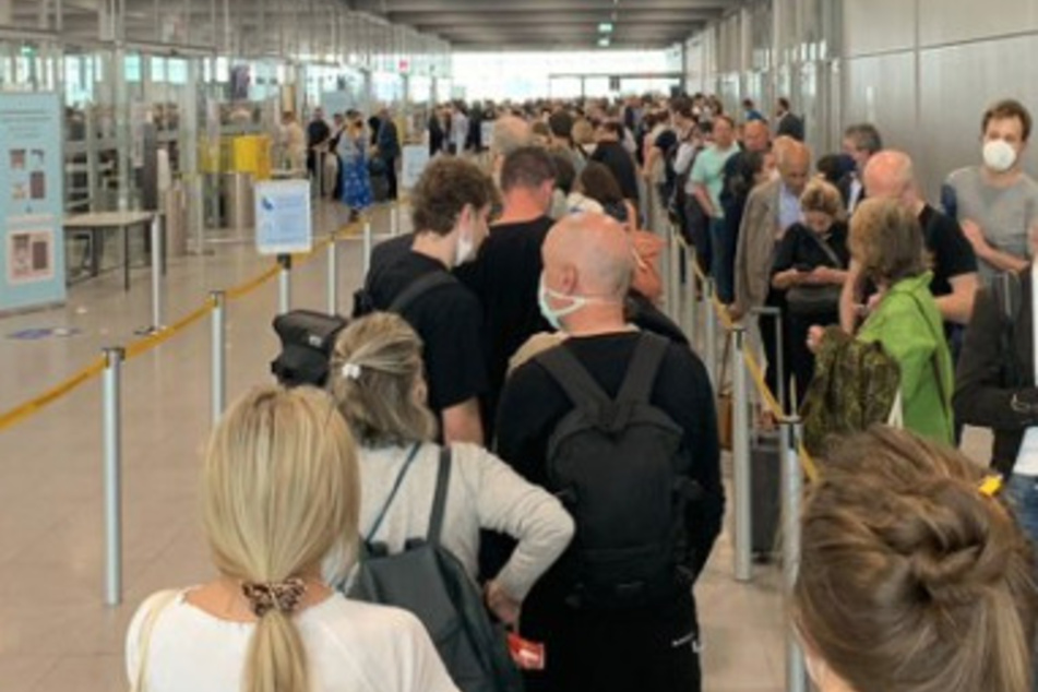 Langes Warten vor Sicherheits-Kontrolle am Flughafen Köln/Bonn