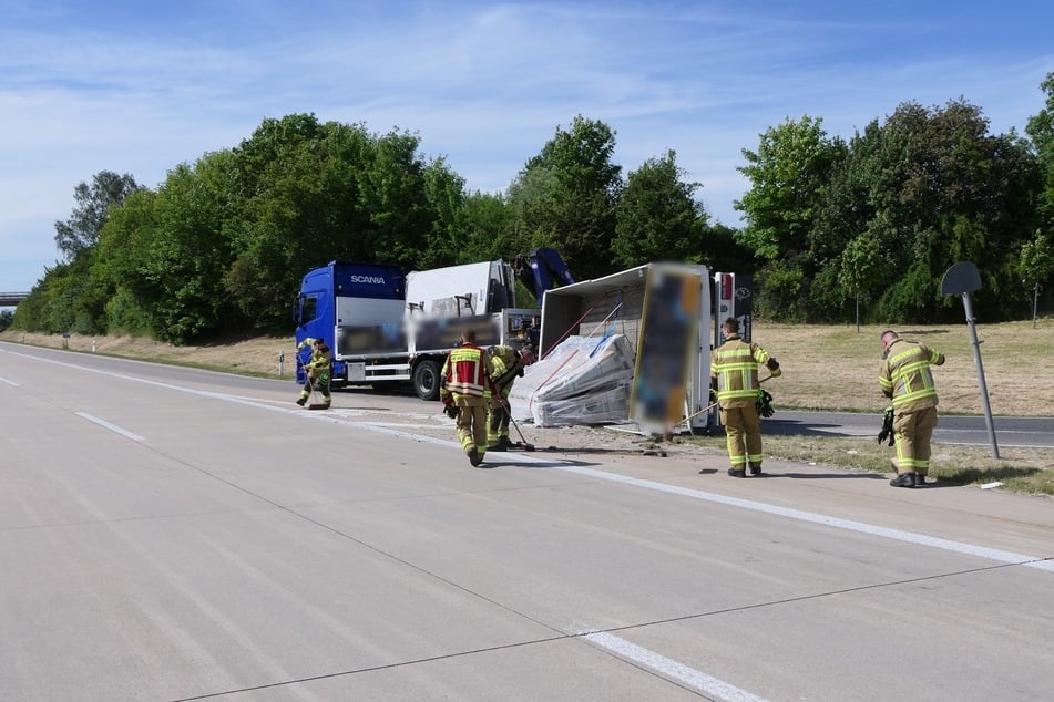 Kameraden der Feuerwehr kümmerten sich um die Säuberung der Autobahn.