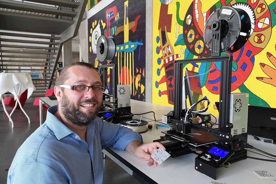 Sebastian Wiesenhütter (39) von der TU druckt aus den digitalen Entwürfen 3D-Modelle des Fritz-Foerster-Platz.