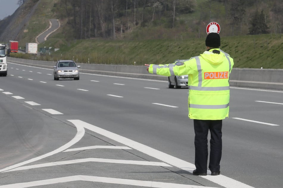 Auf der A3 haben Polizeibeamte einen Hundewelpen unter der Fußmatte eines Autos gefunden. (Symbolfoto)