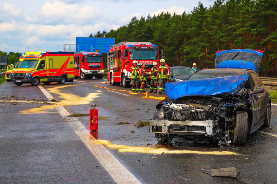 Wegen einer Ölspur ist der Mercedes-Fahrer mit seinem Wagen auf der A111 ins Schleudern geraten.