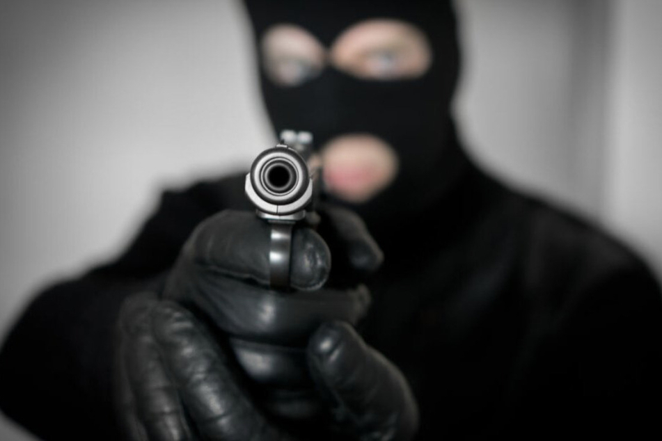 Die Männer bedrohten die Verkäuferin mit einer Pistole. (Symbolbild)