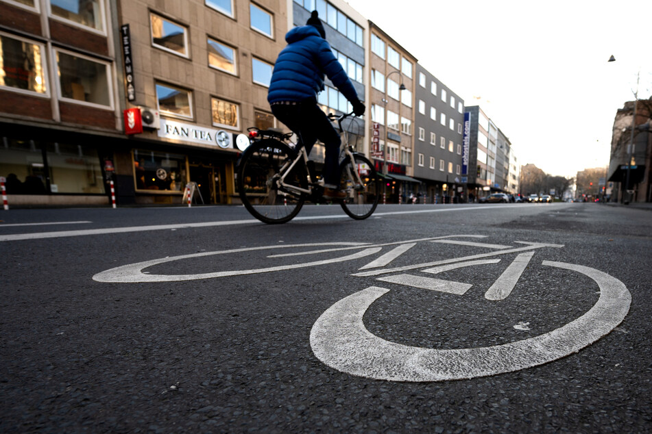 Ein Radfahrer ist bei einem Verkehrsunfall in Köln lebensgefährlich verletzt worden. (Symbolbild)