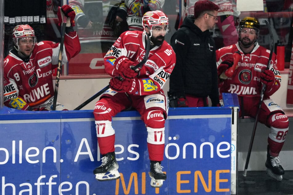 So geruhsam wie hier ging es bei Ladislav Zikmund (30, M.) an der Bande sonst nicht zu. Der tschechische Flügelstürmer gab nach zweimonatiger Verletzungspause ein starkes Comeback.