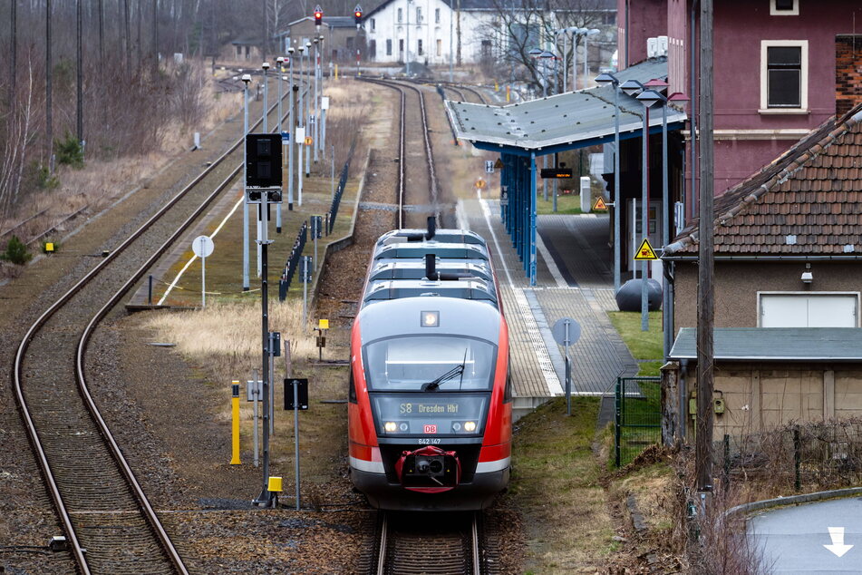 Ein Zug der S-Bahn-Linie S 8 am Kamenzer Bahnhof. Wird das Deutschlandticket ein Fluch oder Segen sein für den Nahverkehr im ländlichen Raum?