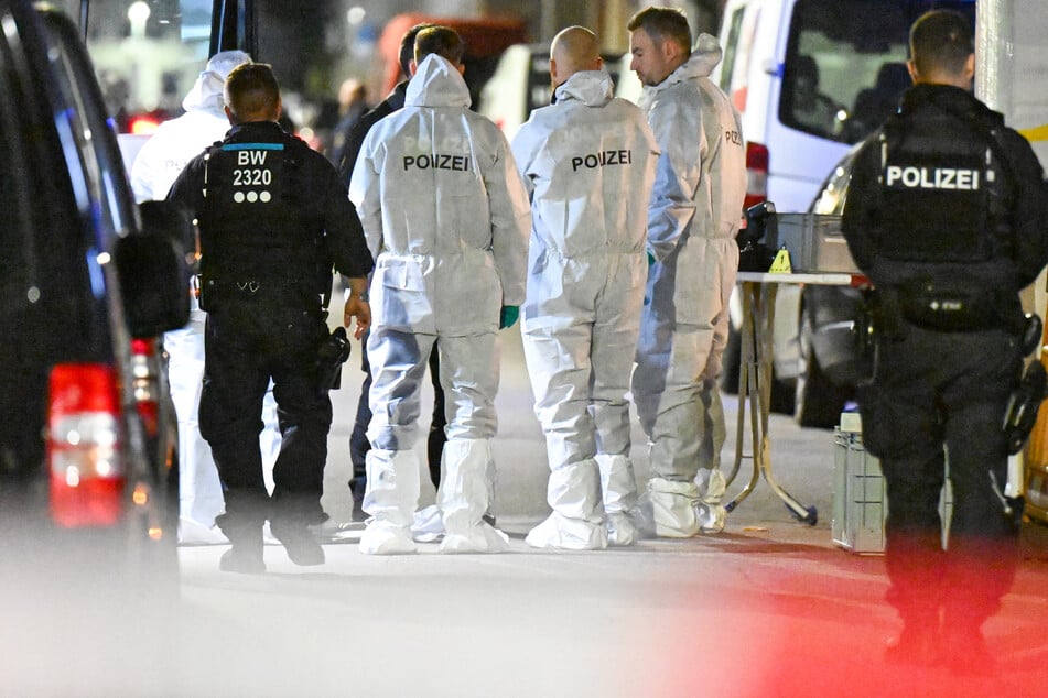 Beamte der Spurensicherung und Kriminalpolizei arbeiten Hand in Hand am Tatort in der Göppinger Innenstadt.