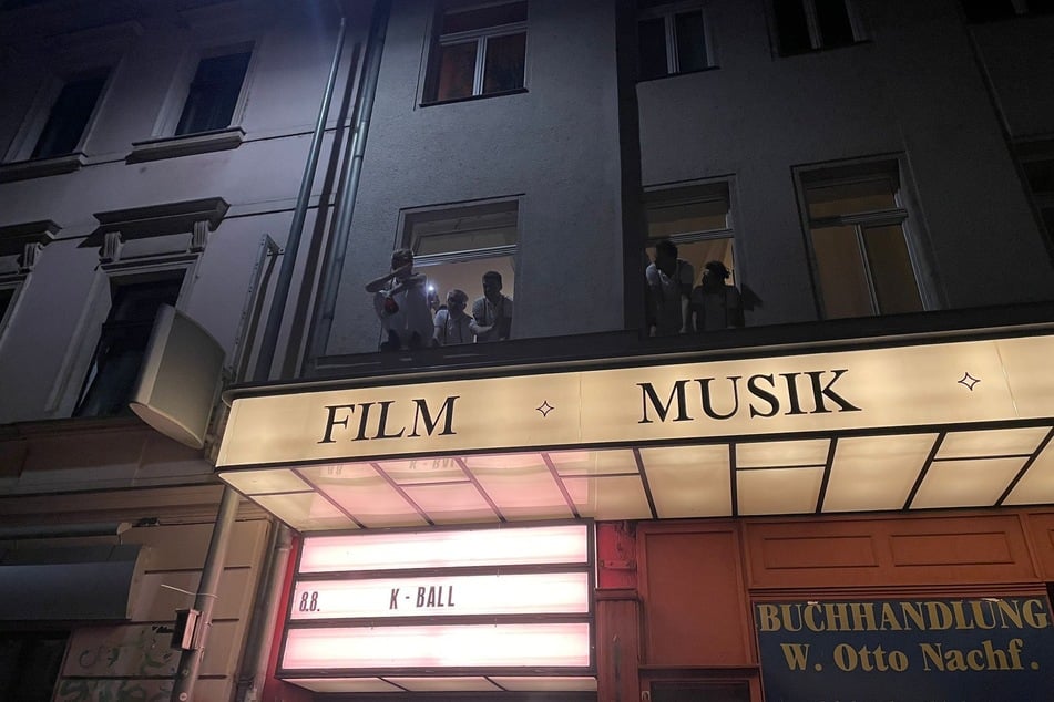 Da gegen 23.30 Uhr trotz voller Venue immer noch Hunderte Fans vor der Tür warteten, wandte sich die Band schließlich an die Menge.