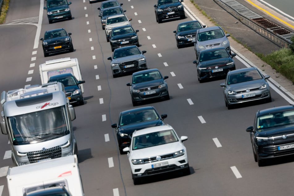 Ab dem kommenden Wochenende wird es wieder besonders voll auf den NRW-Autobahnen. (Symbolbild)
