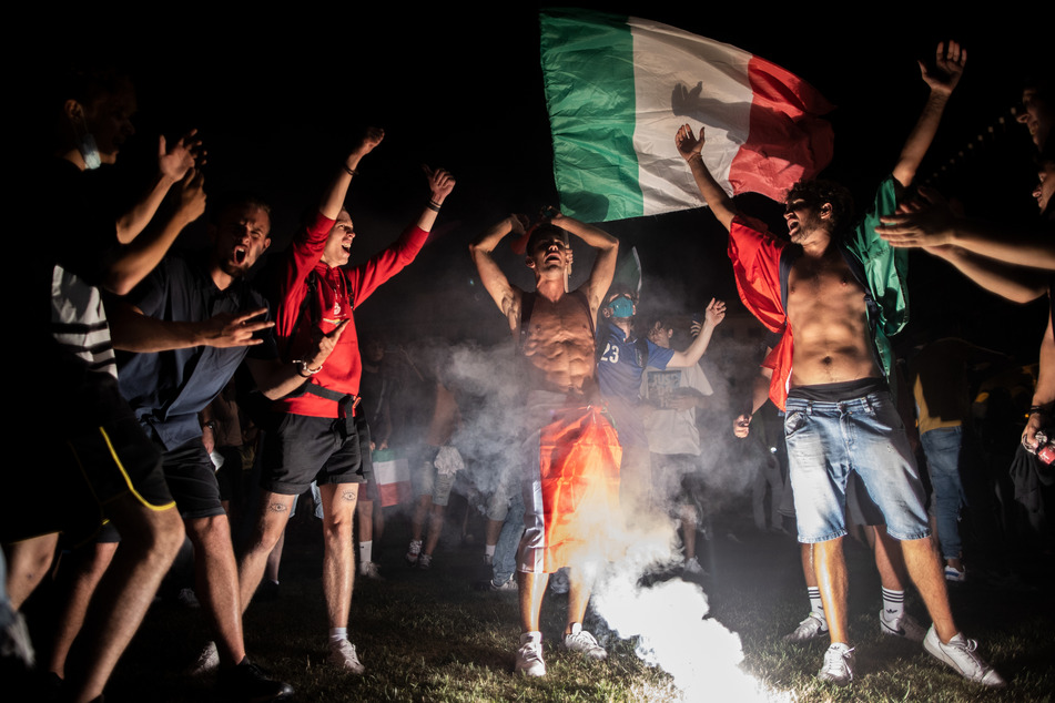 Fans feiern auf der Piazza Venezia.