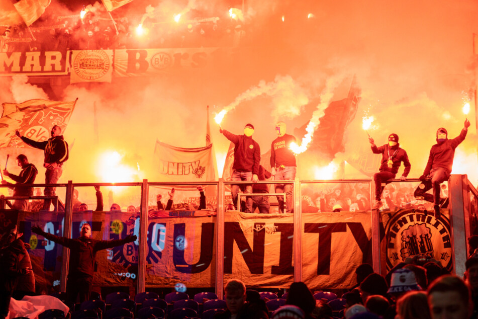 Einige Anhänger des BVB brannten zum Derby gegen Schalke Pyrotechnik ab.