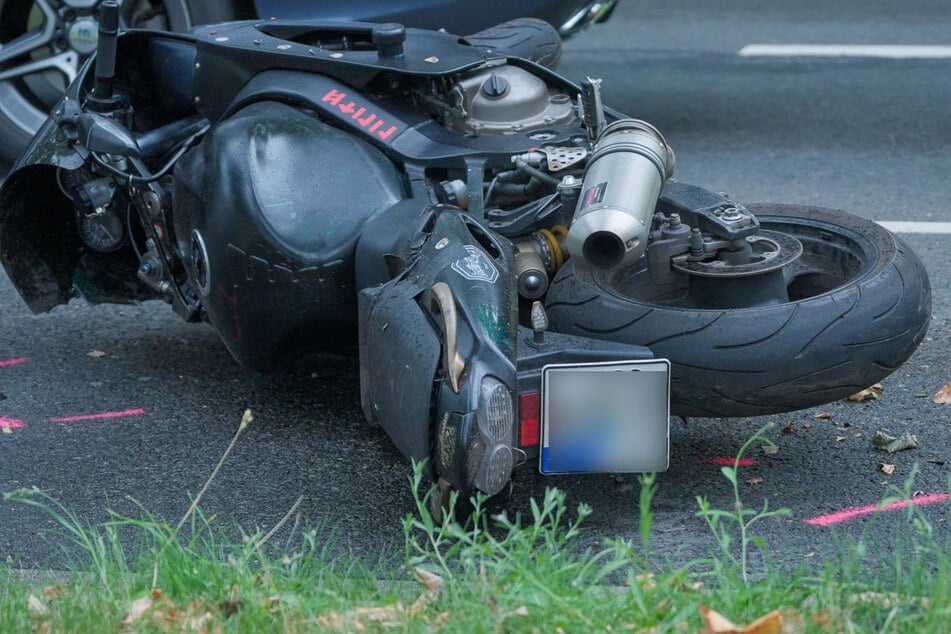 Die Unfallmaschine, eine Kawasaki ZX 900, wurde im Dezember 2025 in Pieschen als gestohlen gemeldet ...