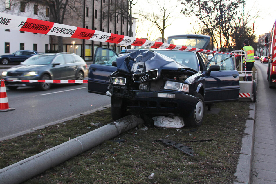 Bei dem Unfall wurden ein 87-Jähriger und seine Beifahrerin verletzt.