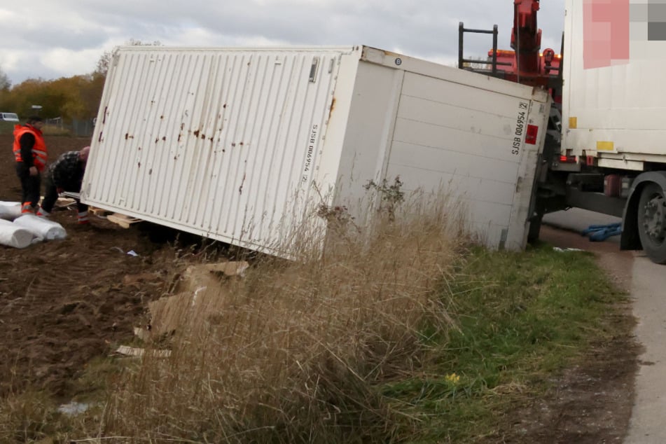 Lkw-Anhänger umgekippt: Straße in Mittelsachsen kurzzeitig gesperrt