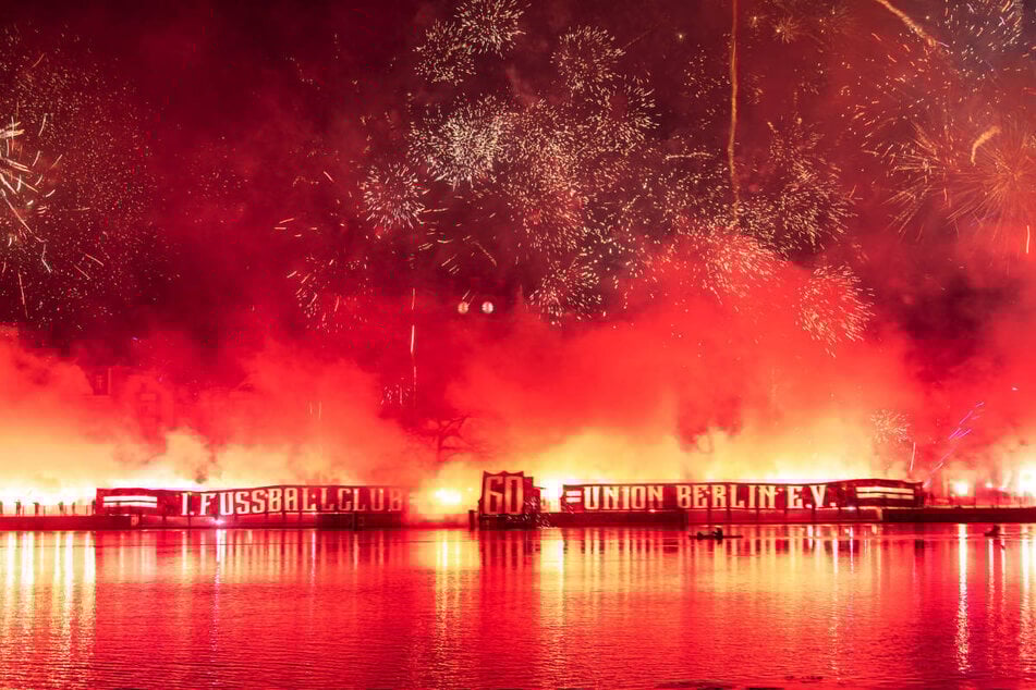 Die Fans haben am Ufer der Dahme ein gewaltiges Feuerwerk zu Ehren ihres Lieblings-Vereins abgebrannt.