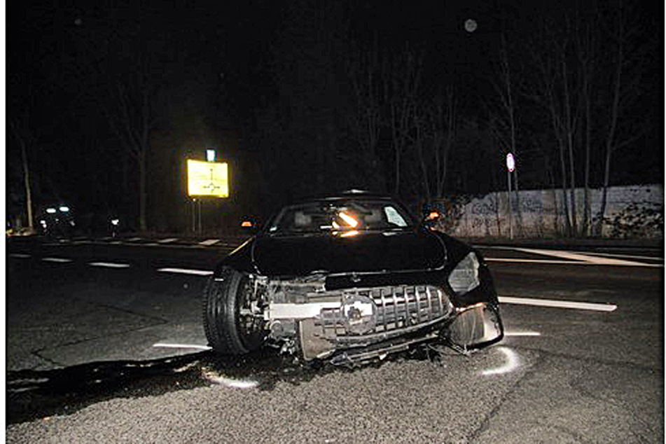 Der Mercedes war nicht mehr fahrbereit, der Gesamtschaden wird auf mehr als 120.000 Euro geschätzt.