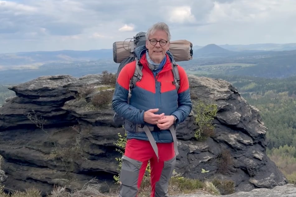 Biwak-Moderator Thorsten Kutschke (55) wandert für die neue Staffel auf dem Forststeig.