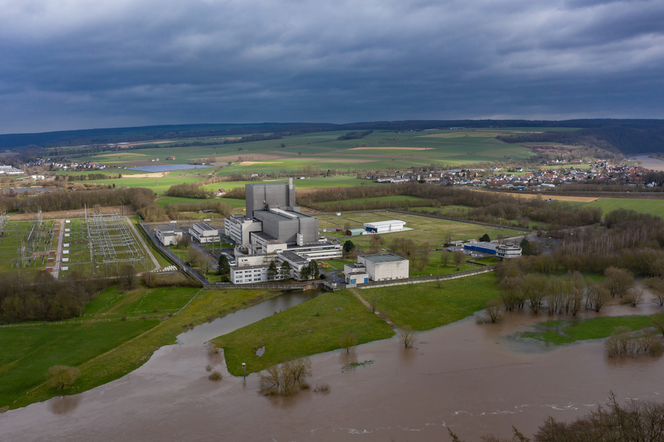 Die Planungen für ein Zwischenlager für radioaktive Abfälle in Würgassen im östlichen NRW gehen trotz erheblicher behördlicher Bedenken weiter.