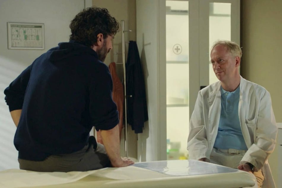 Tobias (l.) bekommt eine schockierende Diagnose von seinem Urologen.