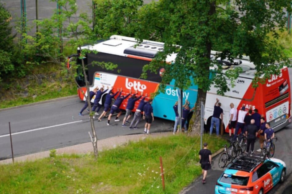 Das komplette Team versucht das tonnenschwere Gefährt zu befreien.